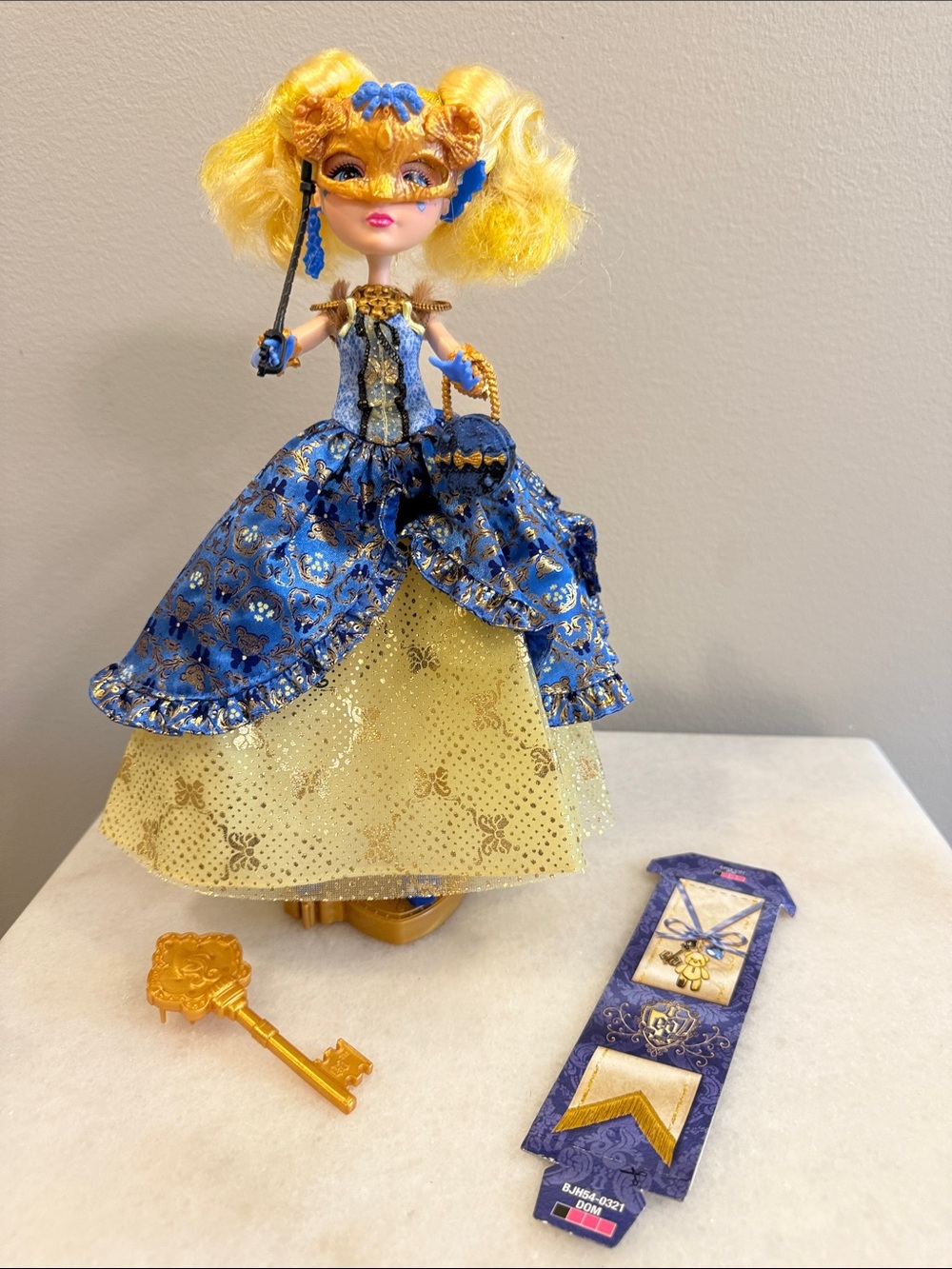 Mattel Ever After High: Thronecominng- Blondie Lockes Doll and Accessories